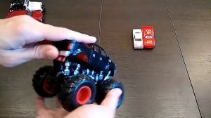 Игрушечный Монстр Трак Джип! Монстр Трак Давит Машины! The Monster Track Rides The Cars