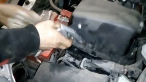 Замена воздушного фильтра Toyota Auris 1.6 2013 года