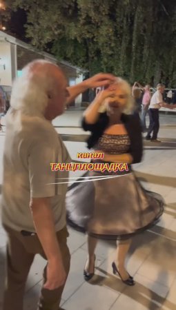 Какие красивые 🕺💃 пары под звуки чарующего вальса #танцы #сокольники #танцплощадка