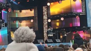 Концерт Весна группа Градусы Кто-то на балконе повис