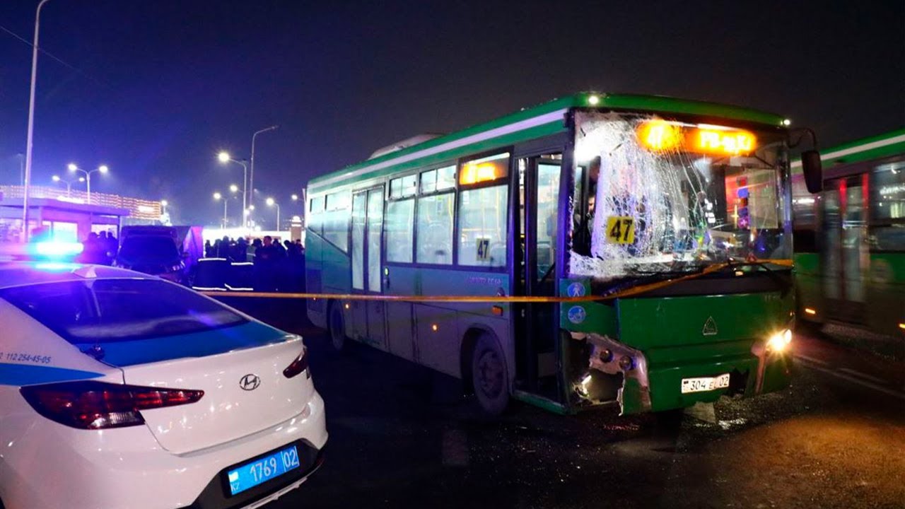 Неуправляемый автобус снес толпу людей на полном ходу. Смертельное ДТП в Алматы