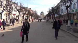 Прогулка по Соборной улици в Гатчине. Пешеходная улица, солнечная весенняя погда, март