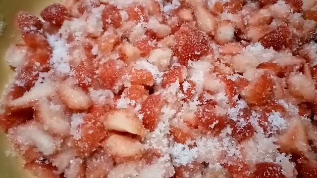 Клубника: варенье обычное и "живое".