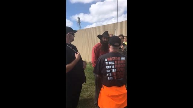 Farma John confronts vegans @ Geelong rodeo Protest and leaves with tail between legs смотреть онлайн
