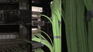 Серверная. Организация кабелей в лотках и с задней стороны шкафов