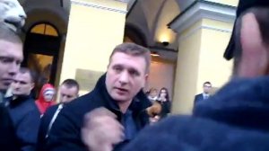 Милен Фармер принимает подарки от поклонников у отеля