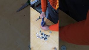 Как перетянуть пуговицы с помощью пресса.