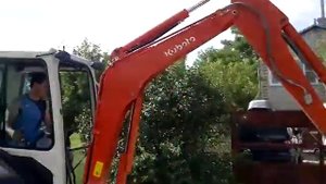 Мини-экскаватор Kubota U25-3а  ровняет дорогу