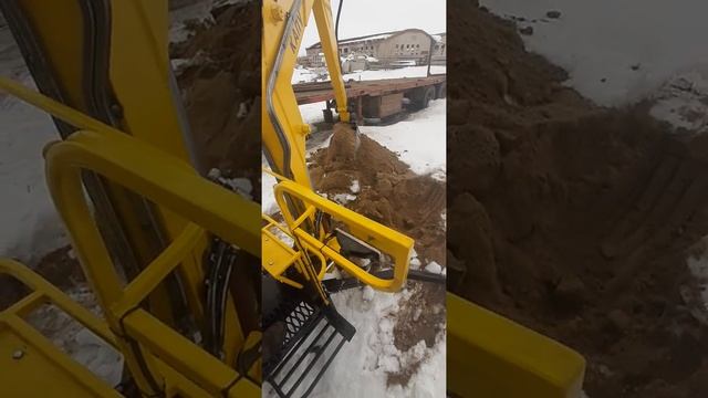Самодельный мини-экскаватор, первичные испытания с пробой мëрзлого песка! Работа и резкие движения! смотреть онлайн