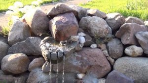 Альпийская горка с прудиком и водопадом на садовом участке