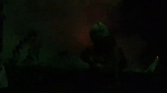 Пожар, горит мусорный контейнер, работают пожарные. смотреть онлайн