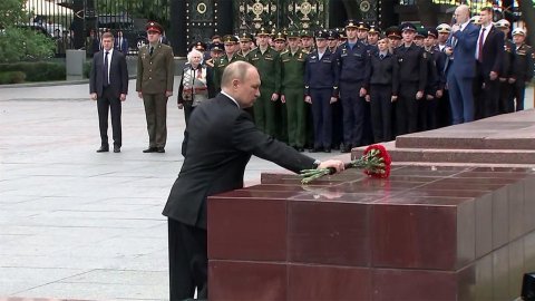 Владимир Путин принял участие в памятной церемонии у Могилы Неизвестного Солдата