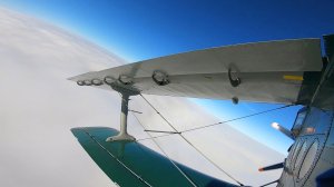 Потрясающий красивый полет биплана Ан 2 над облаками