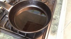 Мясо свинины крупным куском , готовим на сковороде !