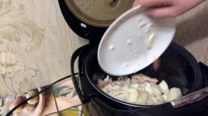 Тушеная картошка с куриными крыльями в мультиварке