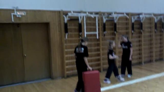 Ушу. Отработка удара ногой, по ногам снизу. Девочки. Ох, берегитесь мужики. смотреть онлайн