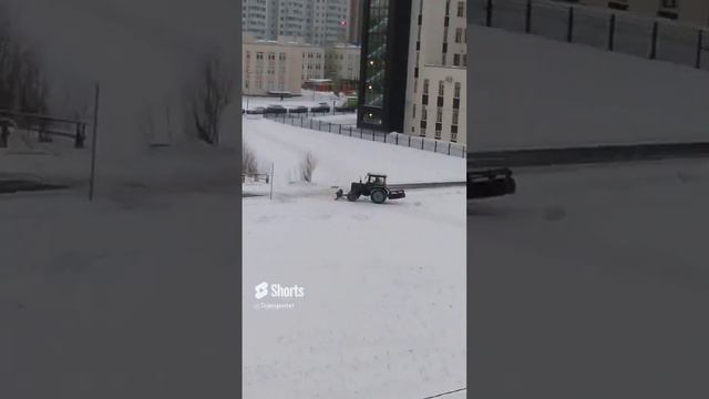 Расчистка снега у двух поликлиник сразу #Shorts #тракторбеларус
