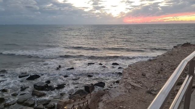 Вид на штормовой вечерний Каспий 10 ноября 2023 года. смотреть онлайн