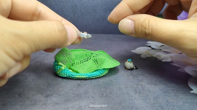 Miniature crochet cat.#handmade #amigurumi #animals #funny #dollhouse Миниатюрная кошка крючком . смотреть онлайн