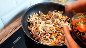 Куриные сердечки тушёные в сливочном соусе.
