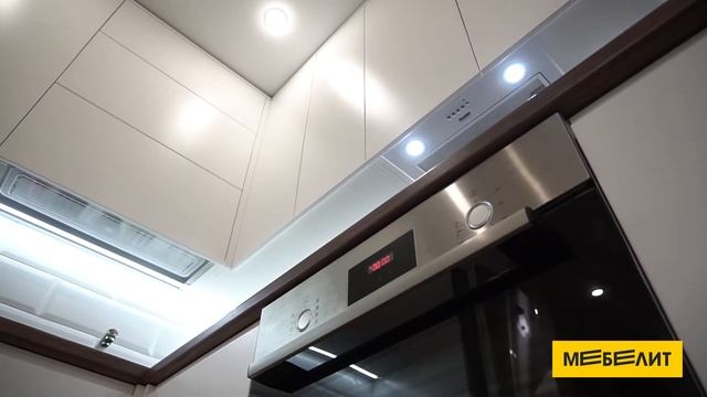 Кухня с фасадами в эмали и врезными ручками смотреть онлайн