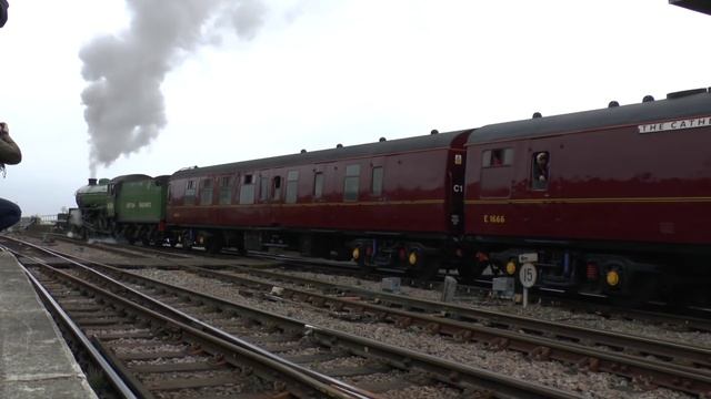LNER Thompson Class B1 61306 Mayflower Struggles to leave Gloucester смотреть онлайн