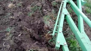 Пахота после дождя, МТЗ 82 пашет на блокировке, буксуем но пашем.