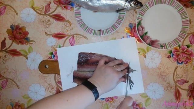 Простой и быстрый способ разделки селедки на филе. Селедка с луком и уксусом