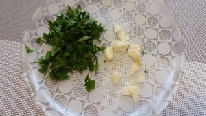 Картофельный салат с красным луком и оливками