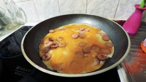 Как приготовить вкусную яичницу с сосисками и специями