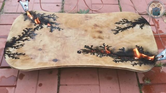 Выжигатель молний Лихтенберга на дереве из трансформатора СВЧ печки. Демонстрация работы смотреть онлайн