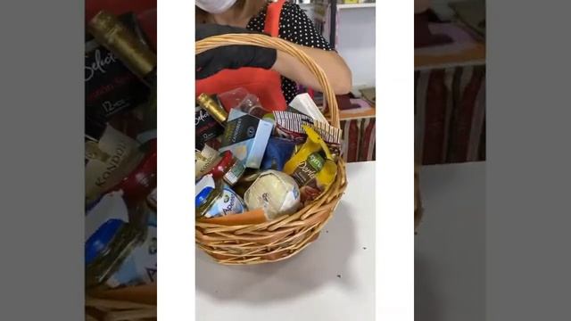 Собираем подарочную корзину.