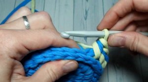 Корзинка из трикотажной пряжи. Узор крючком.