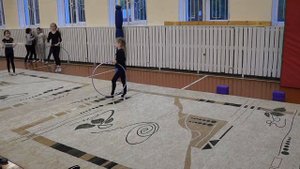 риски с обручем и прыжки