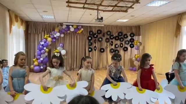 Танец на выпускной в детском саду. Танец девочек на выпускной. "Ромашковое поле".