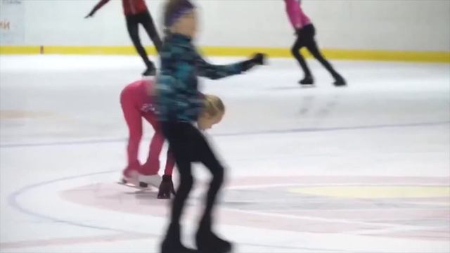 Крытая ледовая арена ФОК по воскресеньям ждет желающих покататься на коньках! смотреть онлайн