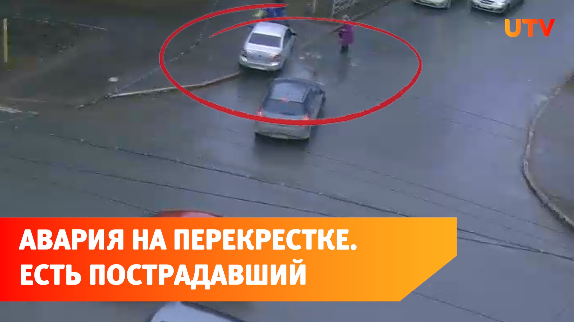 Автобус сбил на тротуаре. Камера на пешехода. От удара наехал на пешеходов. Грузовик задавил пешехода. Камера на тротуаре.