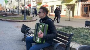 Физик лирик играет ЗА ГЛАЗА ТВОИ КАРИЕ на баяне!