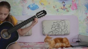 Играю на гитаре песню коровушка