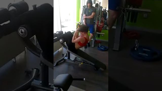 подъем корпуса Вики на наклонной скамье за 1 минуту смотреть онлайн