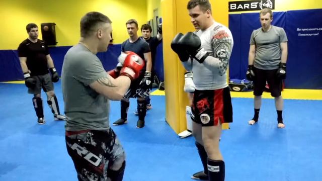 Уличная серия ударов двоечка, печень, лоу-кик смотреть онлайн