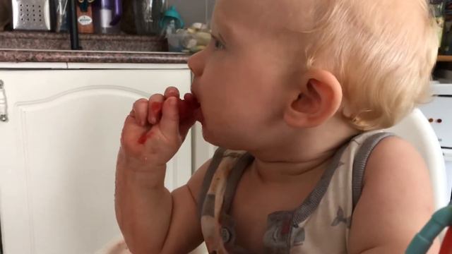 Малыш ест арбуз смотреть онлайн