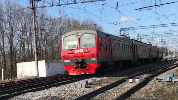 Электропоезд ЭД9М №1009 отправляется со станции Окская