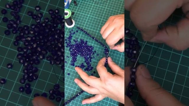 Мини-сумочка из бусин и натуральной кожи #натуральнаякожа #сумки #вязание #рюкзаки #Вышивкабусами