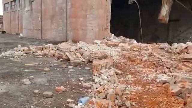 Бой кирпичный, для отсыпки грунтовых дорог.