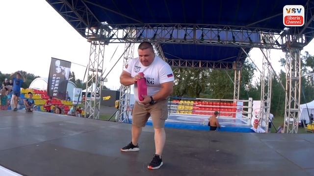 Офигеть!! Силач порвал 3 грелки! Сила легких! Strongman broke 3 hot water bottles! смотреть онлайн