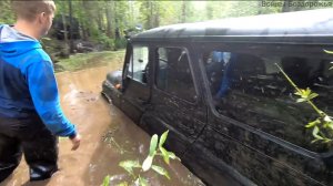 Жесткое Бездорожье, УАЗы погрузились в болото, SUZUKI Jimny едет по болоту.