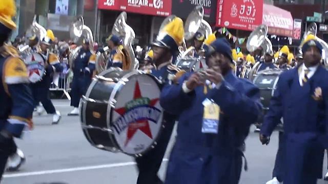 Macy's Thanksgiving Day Parade (11.22.12) North Carolina Band смотреть онлайн