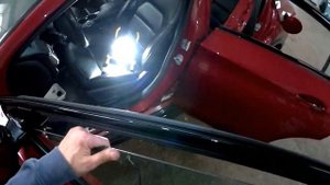 Как снять обшивку двери со снятием стёкол Infiniti QX30/Mercedes Benz GLA ➤ Пошаговое руководство