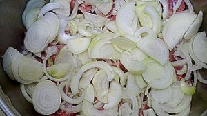 Свинина с овощами в собственном соку